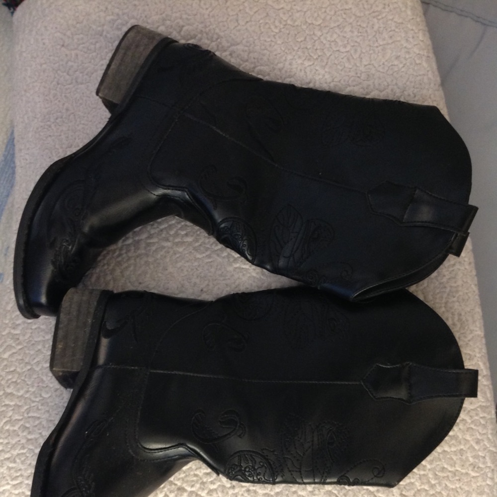 Black leather cowboy boots
